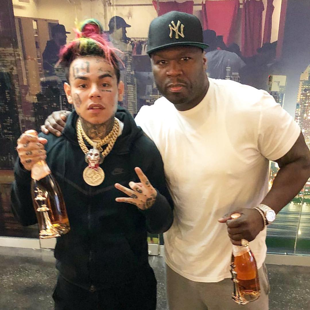 Рэперы 50 Cent и Tekashi 6ix9ine попали под обстрел