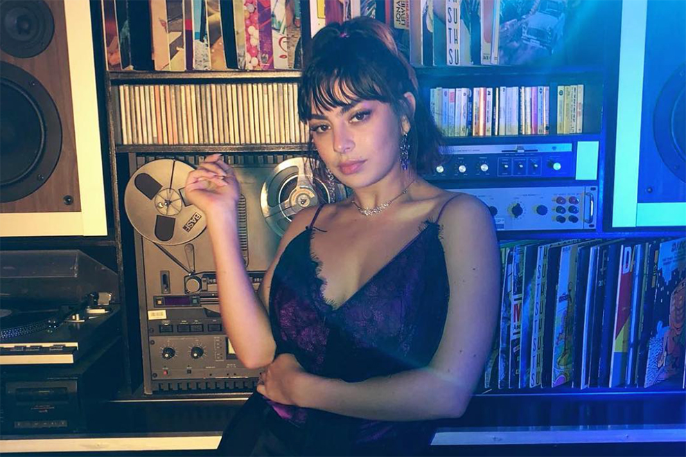 Charli XCX и Дуа Липа собирают деньги на лечение поклонника