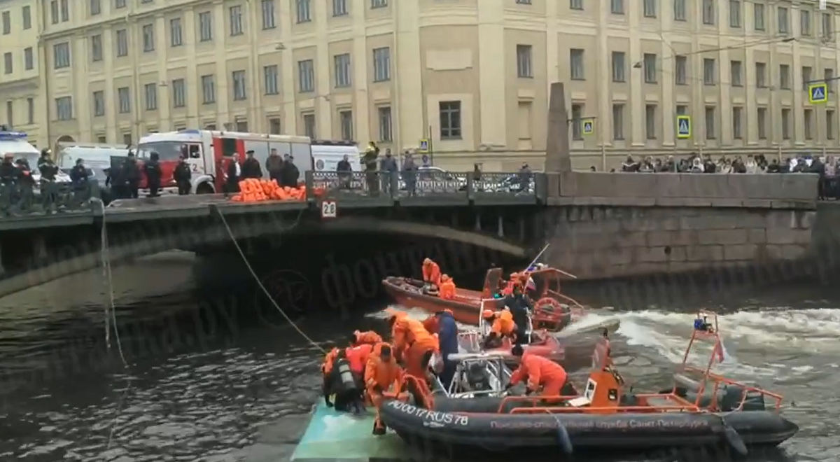 Очевидцы кидались в воду, чтобы спасти пассажиров: Первые подробности затонувшего в Питере автобуса