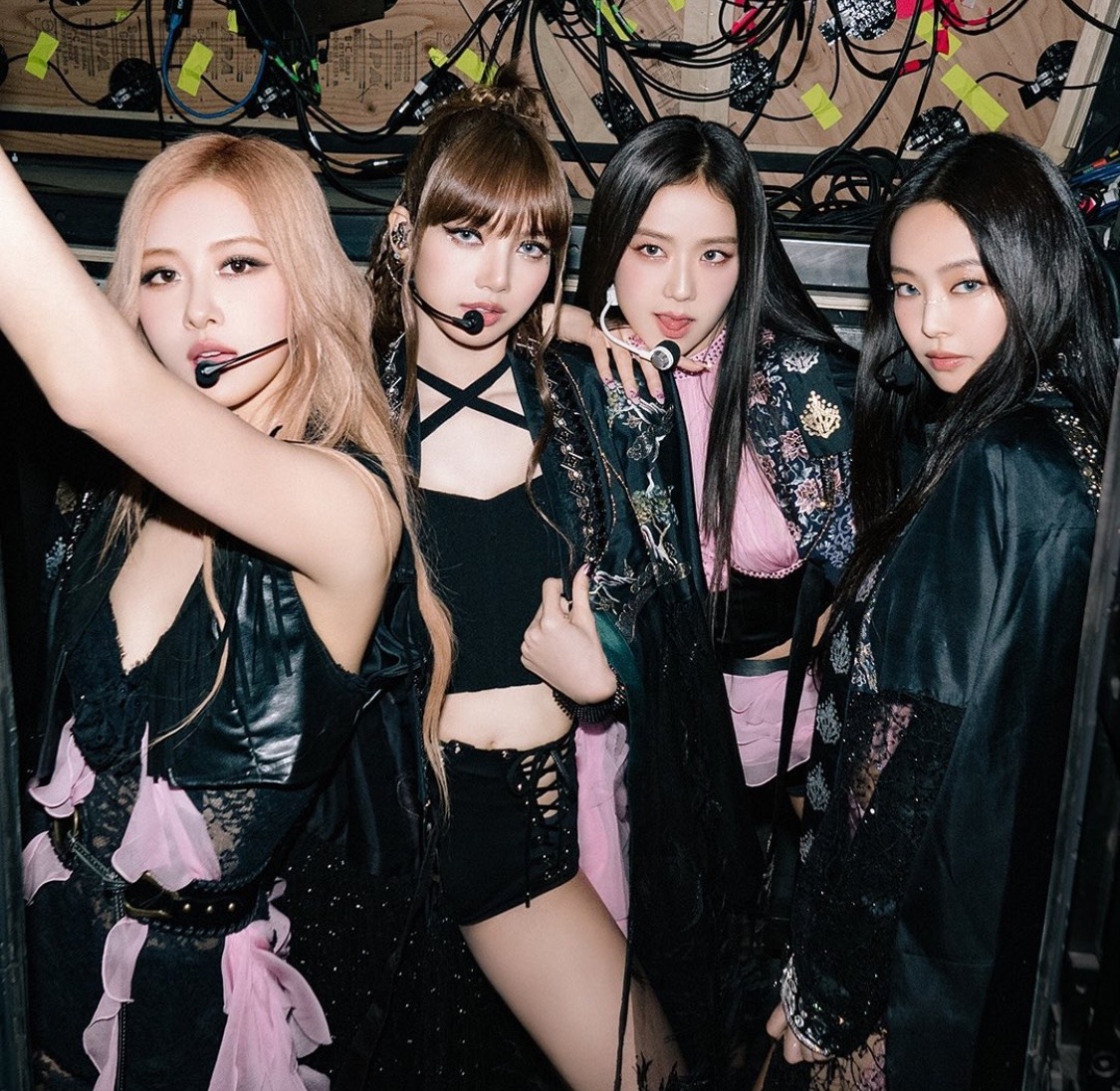 «Это было поздно ночью», — Лиса из BLACKPINK заявила о страшной ситуации, повторяющейся 3 ночи подряд в отеле